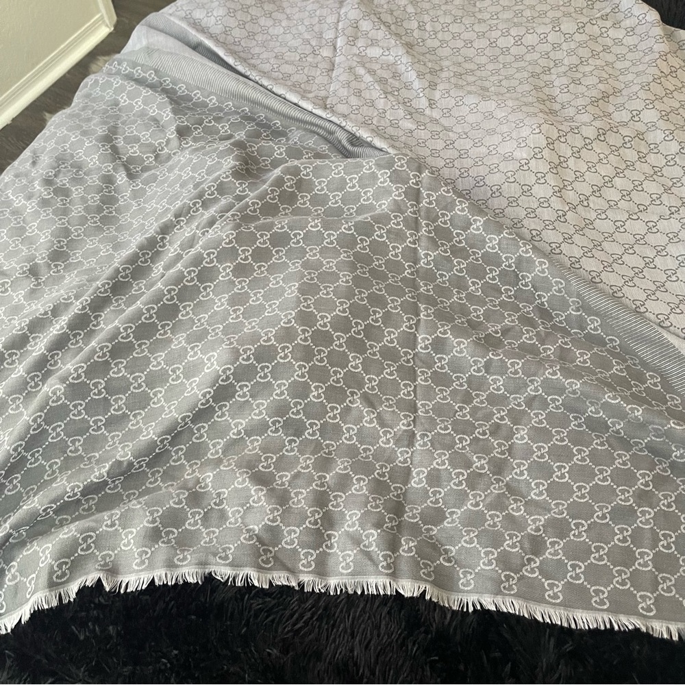 Dimensions: 140x140cm.
80% wool 20% silk
Pure luxury from GUCCI
GG pattern